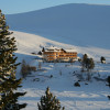 Blick über den zugefrorenen Falkertsee zum Heidi-Hotel