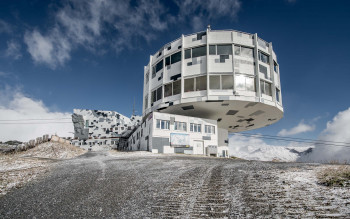 Die umgestaltete Bergstation erstrahlt in 'Digital Camouflage'-Optik.