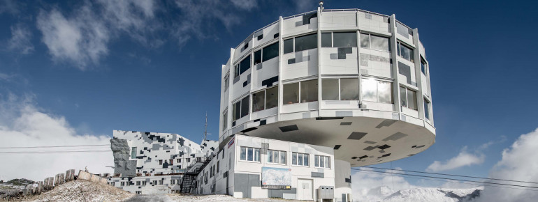 Die Bergstation erstrahlt in 'Digital Camouflage'-Optik.