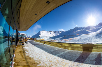 Mittagspause im Bergloft Sonnendeck an der Bergstation der Spieljochbahn.