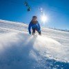 Boarder und Freerider erfreuen sich sowohl an den präparierten Pisten sowie an den Naturbahnen und Tiefschneeabfahrten des Skigebiets.