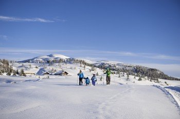 Winterwanderung durch die verschneite Landschaft