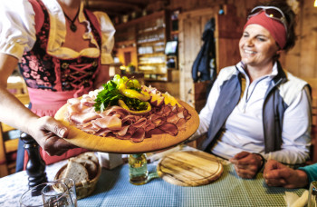 Tiroler Köstlichkeiten gibt es auf den Hütten.
