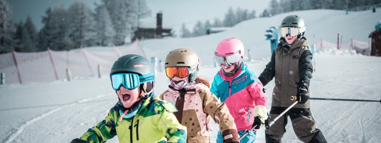 In Skikursen können Kinder das Skifahren lernen.