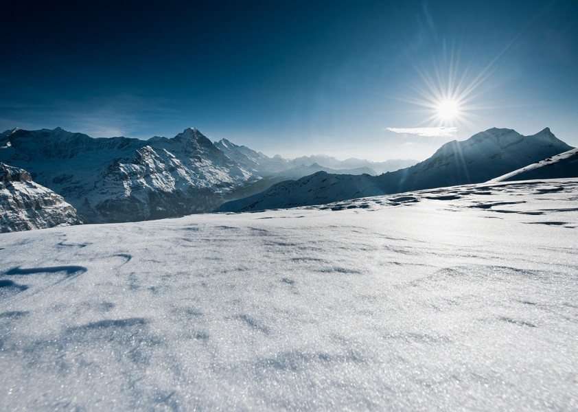 Wunderschöne Aussicht im sonnigen Skigebiet Grindelwald-First