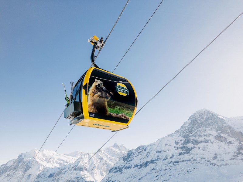 Die beiden Ricola Karaoke-Gondeln fahren von Grindelwald aus auf den Gipfel des Männlichen.