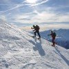 Steil hinauf mühen sich Skitourengeher - sie werden mit einer wunderbaren Aussicht belohnt!