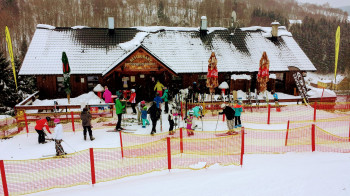 In zwei Kinderparks machen die Jüngsten ihre ersten Versuche mit den Skiern.