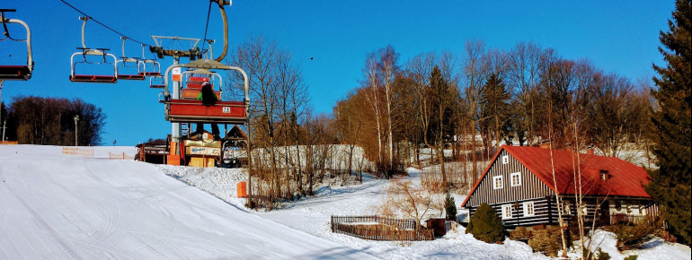 Auch zwei 4er Sessellifte gibt es im Skigebiet Bubakov.