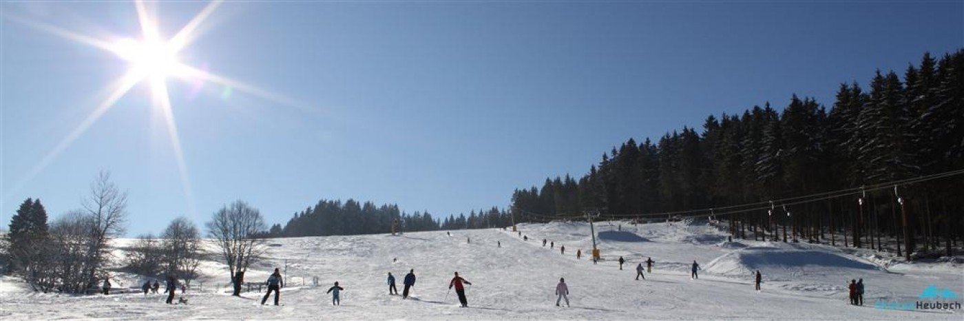 In Heubach stehen Wintersportlern blau, rot und schwarz markierte Pisten zur Verfügung