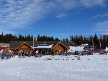 Die Bärenhütte erinnert an eine kanadische Blockhütte