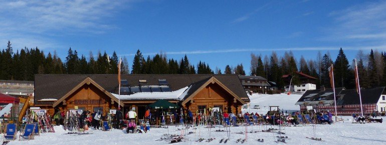 Die Bärenhütte erinnert an eine kanadische Blockhütte