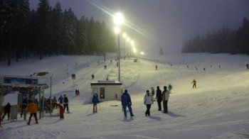 Jeden Mittwoch und Freitag können Skifahrer auch nach Einbruch der Dunkelheit die Pisten runterflitzen.