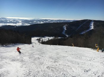 An schönen Tagen ergeben sich von den Pisten traumhafte Ausblicke auf die Umgebung. Hier die rote Piste 3 am Reischlberg.