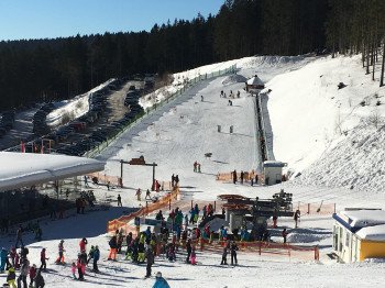Direkt an der Skiarena Hochficht, wo man sich mit einer großen Auswahl an Essen und Getränken stärken kann, liegen der Fichtl Kids Park und die Holzschlaglifte.