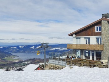 Berggasthaus Mostelberg mit Blick zum Ägerisee