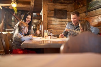 Entdecke die vielfältigen Hütten und Einkehrmöglichkeiten im Skigebiet Hochwurzen und lass dich mit regionalen Köstlichkeiten verwöhnen.