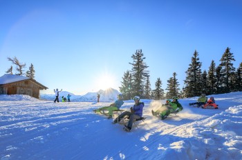 Nach einem Tag auf der Piste sorgt die Rodelbahn für winterlichen Spaß abseits des Skifahrens.