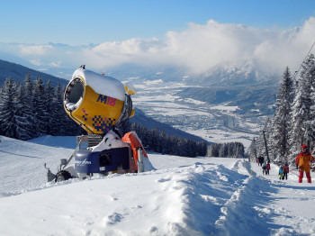 Schneesicheres Schigebiet: 5 Schneekanonen gibt es am Hüttegglift.