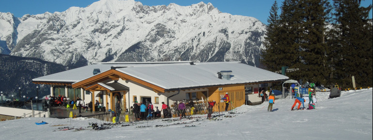 Das neue, lichtdurchflutete Restaurant Hüttegg mit Bedienung und köstlichen À-la-carte-Gerichten.