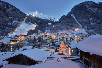 Blick auf Ischgl und die beleuchtete Talabfahrt (Nr. 1).