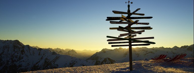 Eines der Wahrzeichen von Ischgl: Der Entfernungsanzeiger aus Skispitzen am Pardorama Restaurant