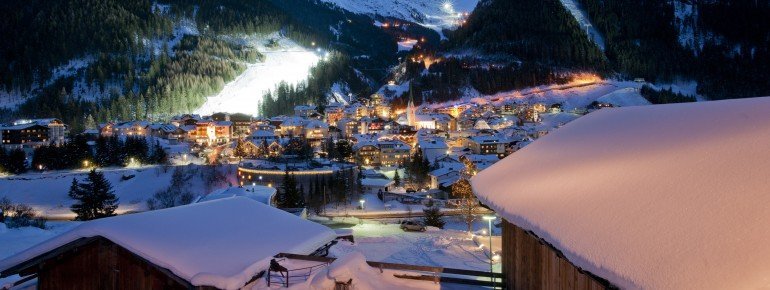 Blick auf Ischgl und die beleuchtete Talabfahrt (Nr. 1)