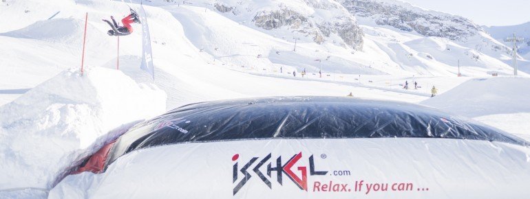 Nur für Waghalsige: Ein Sprung in den Public Bagjump unterhalb des Snowpark Ischgl