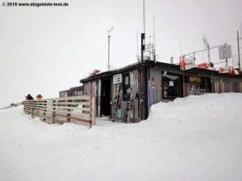 Wärmende Hütte mit einfacher Verpflegung am höchsten Punkt des Skigebiets: Corbet's Cabin an der Bergstation der Luftseilbahn "Tram"!