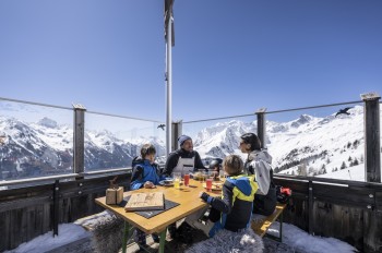 Traditionelle Berghütten laden zum Einkehrschwung ein.