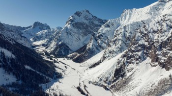 Die schneebedeckte Winterlandschaft des Falzthurntales im Naturpark Karwendel ist atemberaubend. Im Mittelpunkt des Bildes steht das Sonnjoch.