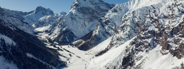 Die schneebedeckte Winterlandschaft des Falzthurntales im Naturpark Karwendel ist atemberaubend. Im Mittelpunkt des Bildes steht das Sonnjoch.