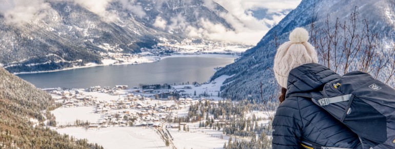 Der Blick schweift über die verschneite Landschaft von Pertisau und den Achensee bis nach Maurach.