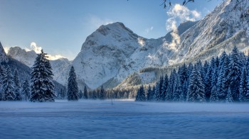 Die schneebedeckte Landschaft des Falzthurntals lädt zu Winteraktivitäten ein.