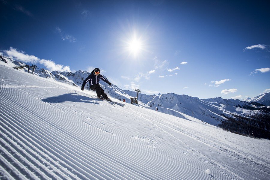 Zwischen Oktober und Juni können Wintersportler am Kaunertaler Gletscher die Pisten hinabbrettern.