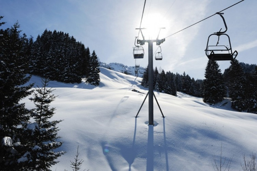 Ein Sessellift bringt die Wintersportler hoch auf den Berg.