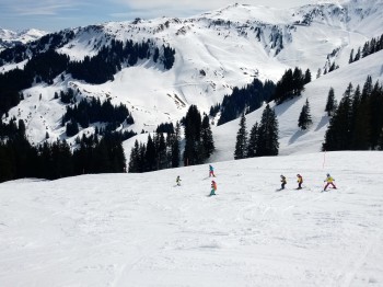 Die Auswahl an Skischulen ist in Kitzbühel groß