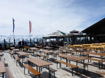 Après-Ski vor beeindruckender Kulisse an der Panorama Alm