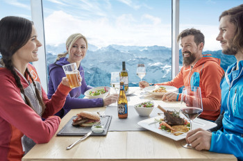 Im Gipfelrestaurant verbinden sich alpines Design und kulinarische Köstlichkeiten mit 5-Sterne-Panorama.