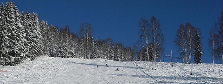Der Skilift Jägerstraße bietet Wintersportlern eine 400 Meter lange, rot markierte Abfahrt