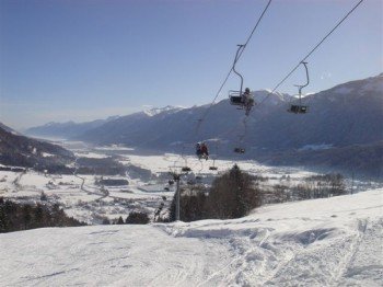 Neben einem Sessellift sind drei Schlepplifte für die Beförderung der Gäste im Skigebiet zuständig.