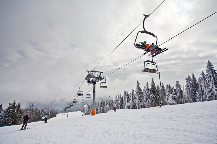 Zwei 4er-Sessellifte, der Pungart- und Kativniklift, sorgen für einen komfortablen und schnellen Transport der Gäste. Während der Fahrt kann man die anderen Wintersportler auf der Piste beobachten.
