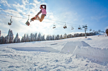Freestyler freuen sich über den Snowpark an der Skipiste Pungart.