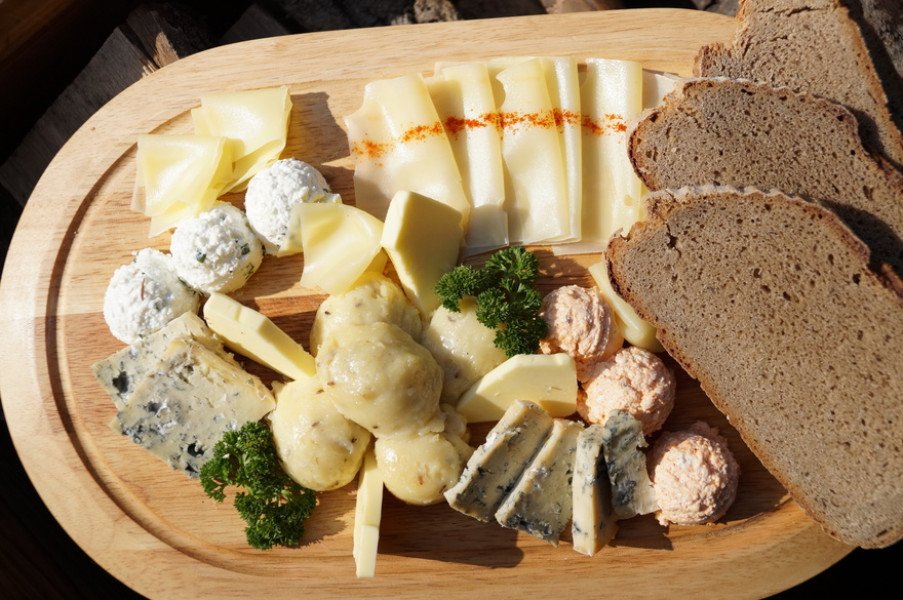 Auf den Hütten in Kärnten werden Wintersportler mit regionalen Köstlichkeiten wie der Kärntner Käseplatte verwöhnt.
