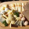 Auf den Hütten in Kärnten werden Wintersportler mit regionalen Köstlichkeiten wie der Kärntner Käseplatte verwöhnt.