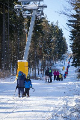 Insgesamt zwei Lifte transportieren die Wintersportler im Skizentrum Großer Kornberg.