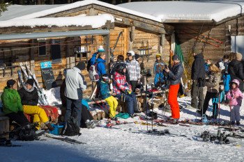 Für den kleinen Hunger zwischendurch oder einfach nur eine Pause bei einem Heißgetränk wird bei der Skihütte gestoppt.