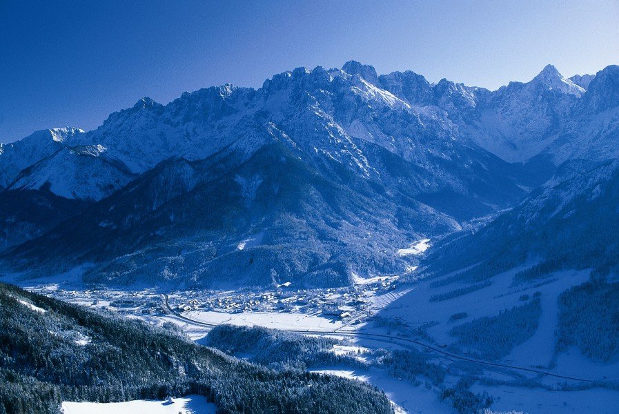Der Blick auf das winterliche Kranjska Gora umgeben von den slowenischen Alpen.