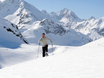Wenn man abseits der präparierten Winterwege unterwegs sein möchte bieten sich Schneeschuhe als ideales Fortbewegungsmittel an.