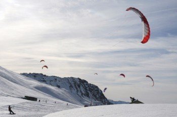 Auf dem Kleinen Sankt-Bernhard-Pass kann man sich im Snowkiten versuchen
